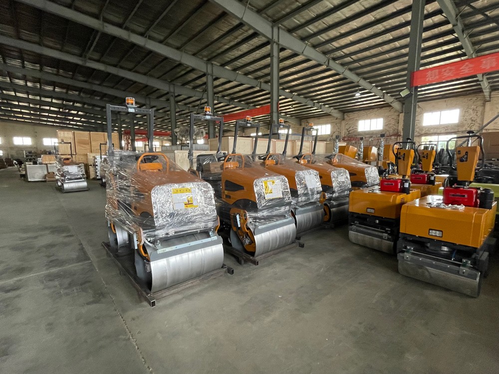 山东云顶yd2223线路检测公司6台单双钢轮座驾压路机及其他系列路面修复设备出口泰国曼谷